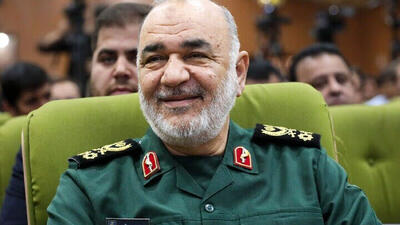 عکس ماندگار از  آخرین جشن تولد سردار سلامی قبل شهادت با کیکی ساده در خانه ای ساده ! / افسوس به مناسبت سالروز تولد فرمانده سپاه / روحش شاد