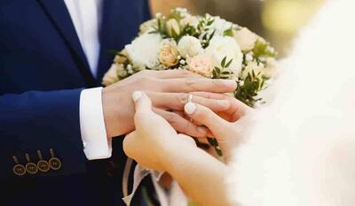 حلقه ازدواج چندش آور عروس خانم با نگینی از عضو ناجور بدن آقا داماد/ عکس