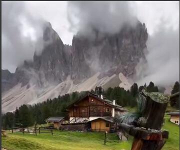 طبیعت رشته کوه دولومیت در ایتالیا 