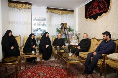 علی لاریجانی با خانواده شهید باقری دیدار کرد