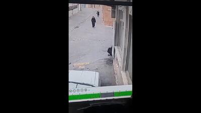سقوط ناگهانی بنای قدیمی جان یک رهگذر زن را گرفت +ویدیو