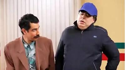 سکانس خندان؛ جواد رضویان تو صف آزمایشگاه یهو رها میشه و ببینی از خنده غش میکنی