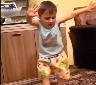 آواز پرطمطراق؛ بچه دو سالش نیس با آهنگ داش داشم من لوتی میرقصه حرکت پاش ده سال تمرینه