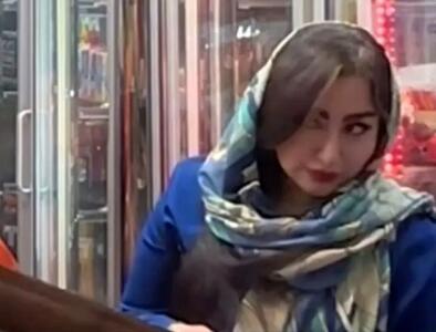 آواز احساسی؛ دختره اومد سوپری خرید پسره زد زیر آواز زنه هنگ بود که یهو رفتگره هم خوند