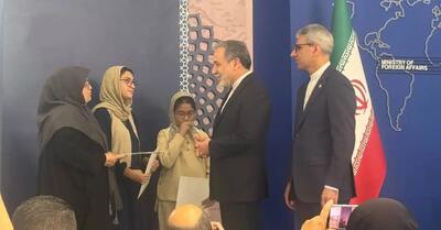 تقدیر عراقچی از خانواده شهید خبرنگار (فیلم)