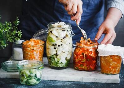 این غذاهای تخمیرشده را حتما برای مغز و خلق‌وخو بخورید
