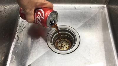 دیگه نوشابه نخورید / نحوه باز گرفتن چاه فاضلاب با نوشابه
