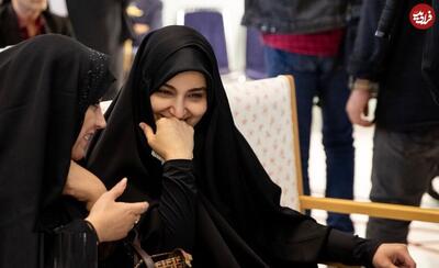 عکس/ دختر پزشکیان در کنار نرجس سلیمانی در یک مراسم | اقتصاد24