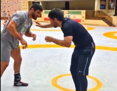 ببینید؛ کشتی دیدنی دبیر با قاسمپور و خاک شدن کامران!