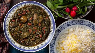 طرز تهیه قورمه سبزی خانگی و مجلسی با مراحل تصویری