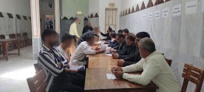 کمک به اشتغال به کار ۵ نفر مددجو در جریان بازدید مسئولان قضایی از زندان مرکزی شهرستان بروجرد