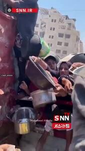تلاش کودکان برای رسیدن به غذا در غزه