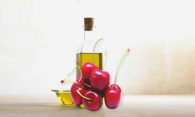 6 خاصیت شگفت‌انگیز روغن هسته آلبالو برای سلامت پوست و مو
