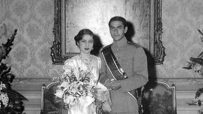 عکس سفر به ایام قدیم  / انتشار کارت عروسی  لوکس محمدرضا پهلوی و فوزیه در صفحه اول روزنامه الاهرام مصر !