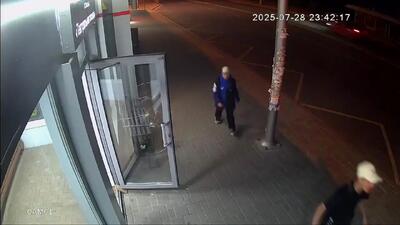 فیلم مشت ناگهانی مرد به درب مغازه