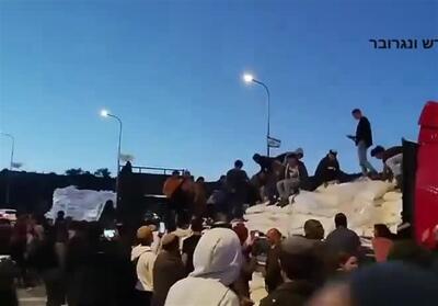 شهرک نشینان صهیونیست مسیر کامیون‌های حامل آرد به نوار غزه را بستند - تسنیم