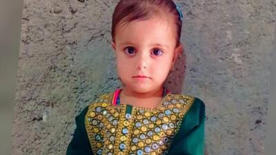 کودک دو ساله زاهدانی در دامان مادر می‌باشد