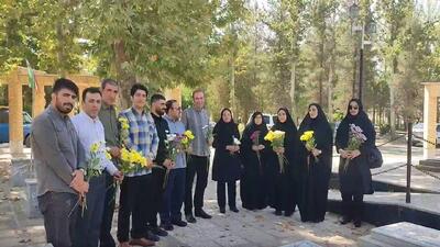 غبارروبی و عطرافشانی مزار گلزار شهدای نهاوند در آستانه روز خبرنگار + فیلم