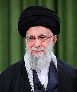انتشار نخستین‌بار؛ فیلم دیده‌نشده‌ای از حضور آیت‌الله خامنه‌ای در اتاق عمل بیمارستان صحرایی طی دوران دفاع مقدس