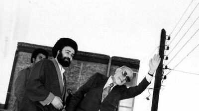 ‌‌‌دیدار مهندس مهدی ‌بازرگان با مردم در اقامتگاه امام خمینی در قم - سال 1358(عکس)