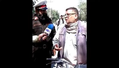موتورسوار افغانستانی و بهانه‌های عجیب برای نپوشیدن کلاه ایمنی (فیلم)