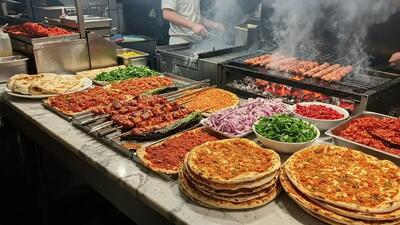 غذای خیابانی استانبول؛ از کباب‌های داغ تا لاهماجون خوشمزه (فیلم)