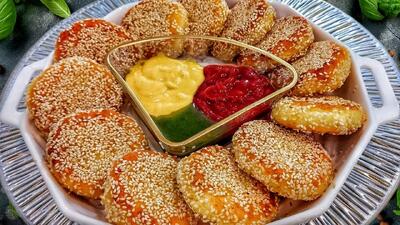 طرز تهیه سیب زمینی با بافتی بینظیر : به دستور کنجدی ترد خوشمزه و فوری برای مهمانی ها