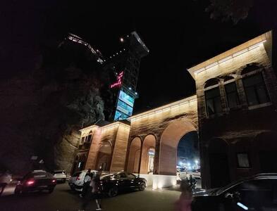 دروازه فرهنگی دربند، جان گرفت و به نماد گردشگری شبانه تبدیل شد - سایت خبری اقتصاد پویا