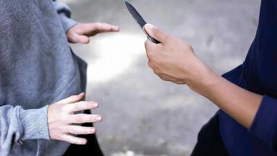 تصاویری هولناک از سرقت ۳ ثانیه‌ای گردنبند زن وسط خیابان مولوی +ویدیو