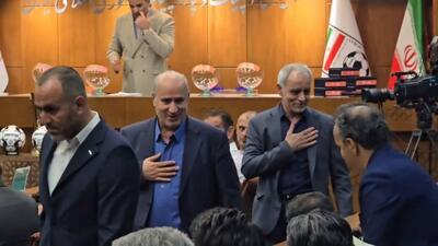 ورود مهدی تاج و حیدر بهاروند به محل برگزاری مراسم قرعه‌کشی لیگ یک