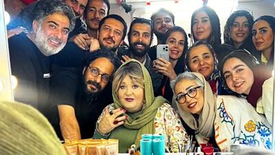 خبر روز | تصاویر یادگاری بازیگران از «فصل خانوادگی» جوکر۲ در اتاق گریم | گلی شی