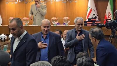 ورود مهدی تاج و حیدر بهاروند به محل برگزاری مراسم قرعه‌کشی لیگ یک