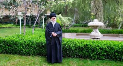 حضور آیت‌الله خامنه‌ای با گان پزشکی در اتاق عمل بیمارستان | جهان نیوز