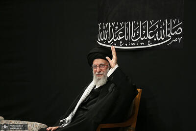 فیلمی از حضور آیت‌الله خامنه‌ای با گان پزشکی در اتاق عمل بیمارستان صحرایی در دوران دفاع مقدس/ ​ عیادت ۱۹ ساعته ایشان از هزار جانباز و مجروح در یک شبانه روز