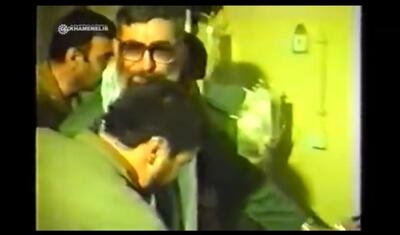 فیلم دیده‌نشده‌ای از حضور آیت‌الله خامنه‌ای با گان پزشکی در اتاق عمل بیمارستان صحرایی در دوران دفاع مقدس