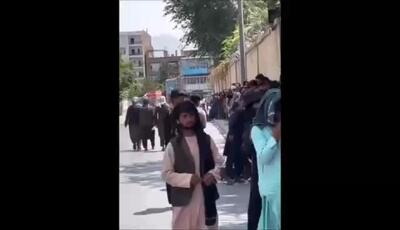 تصاویر پربازدید از مقابل سفارت ایران در افغانستان؛ آیا این افراد اخیراً از ایران اخراج شده‌اند؟