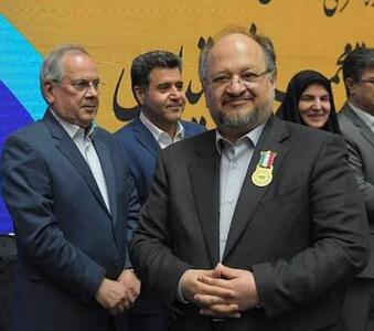 اعطای «نشان ملی مدیریت کسب و کار سال کشور» در حوزه حکمرانی اقتصادی به محمد شریعتمداری