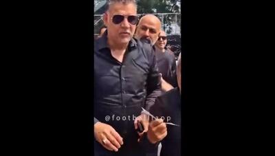 علی دایی در مراسم بدرقه داریوش مصطفوی؛ برخورد گرم با نوه مرحوم
