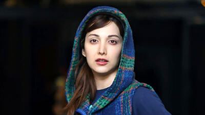 فیلم روشنک گرامی از زیر لحاف : یه عده‌ شبا میان جلوی خونم بلند همش فحش میدن / دیشب به یک فیلم فحش می دادن فحش ها اول و آخری / نمی دونم مگه من ....