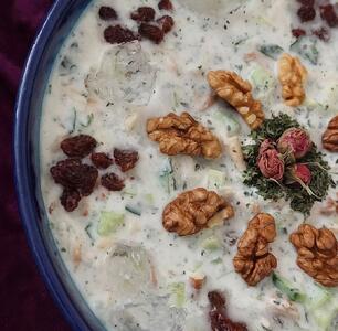 راز تهیه آب دوغ خیار خوشمزه مجلسی ؛ با این دستور می تونی جلوی مهمون آب دوغ خیار بزاری !