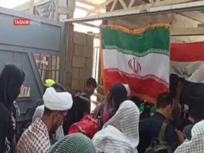 بوسه‌‌ زائران اربعین بر پرچم پرافتخار ایران