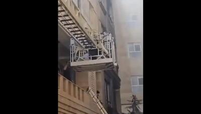 نجات ۱۴ نفر از آتش‌سوزی مجتمع مسکونی در خیابان رسالت (فیلم)