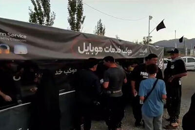 موکب شارژ موبایل رایگان برای زوار پیاده‌روی اربعین