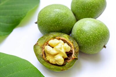 ممنوعیت خرید و فروش گردوی سبز در بروجرد