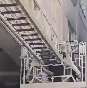 نجات ۱۴ نفر از آتش‌سوزی مجتمع مسکونی در خیابان رسالت