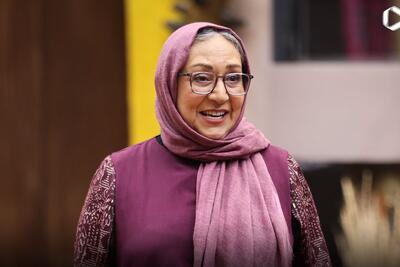 نگاهی به دکوراسیون شیک و سنتی خانه مریم سعادت با اجزای دکوراتیو نوستالژیک؛ از شومینه، آینه نقره و دیوارهای چوبی