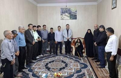 دیدار با خانواده شهدا افتخار مسئولان است