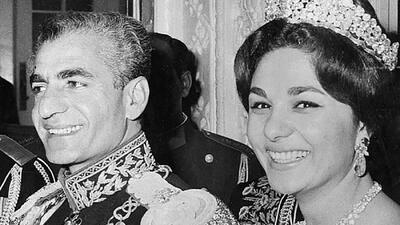 عکس ها / سفر به ایام قدیم /  عکس رنگی شده بلافاصله بعد زایمان فرح پهلوی با لباس مجلسی + عکس اتاق خصوصی در بیمارستان و نوزاد در محفظه شیشه ای !