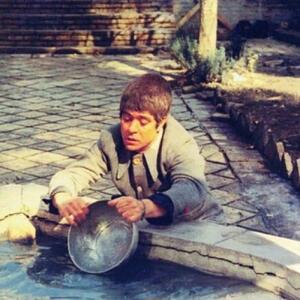 یک دیوار کاهگلی و یک در چوبی؛ بهروز وثوقی عاشق شهره شد - چیدانه