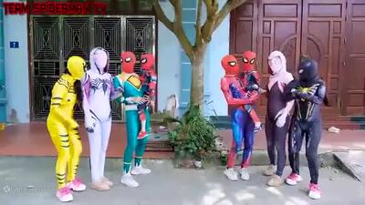 نبرد مرد عنکبوتی و اسپایدرمن | spiderman | دعوای بچه ها مردعنکبوتی!
